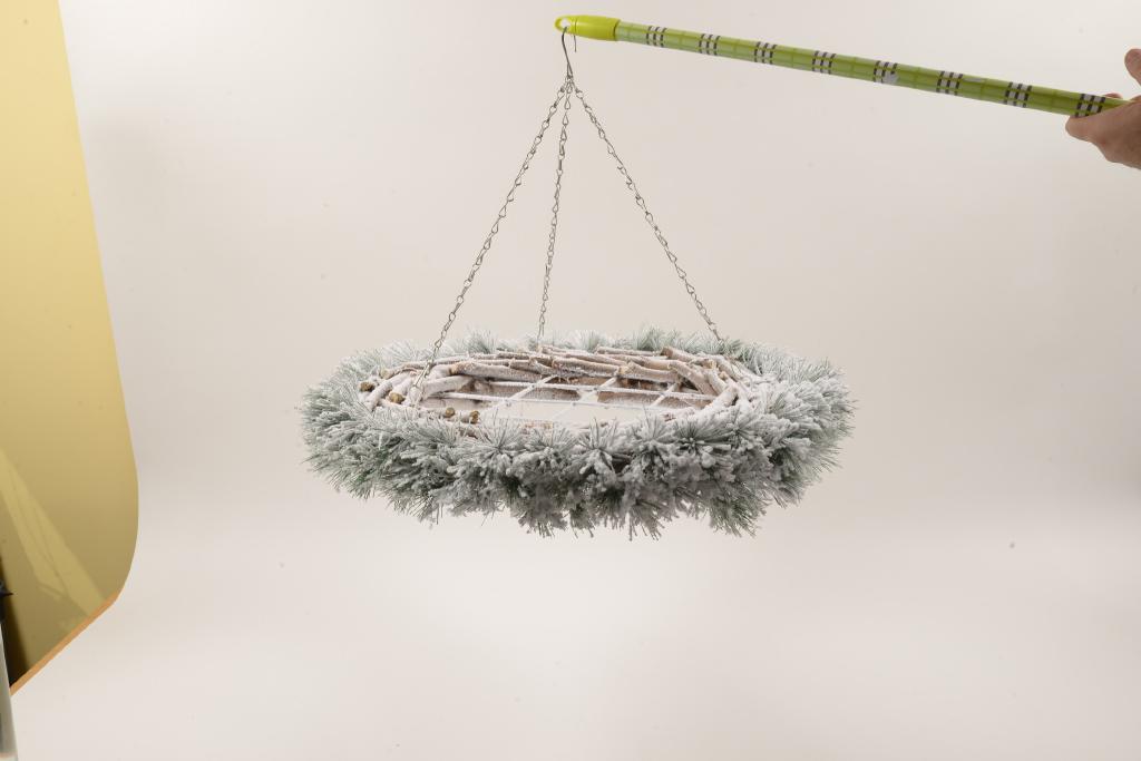 CORONA "SNOW" CON GRIGLIA IN METALLO DIAM.55X10CM CORONA "SNOW" CON GRIGLIA IN METALLO DIAM.55X10CM
