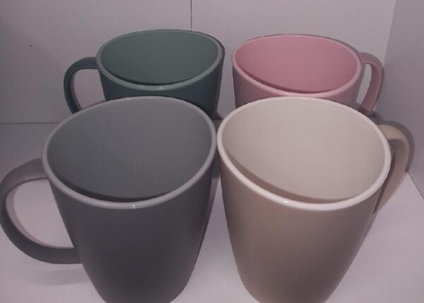 TAZZA MUG IN PLASTICA DUOTONE 350ML 8X10CM 4 COL. ASS. 030002030