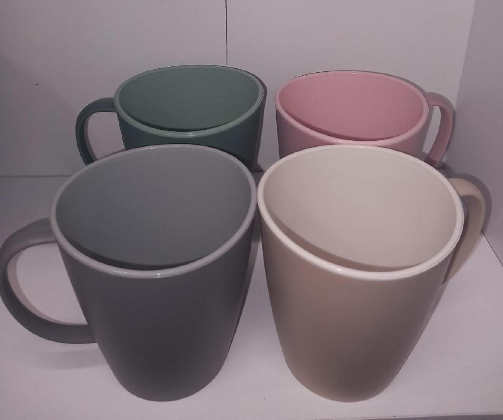 TAZZA MUG IN PLASTICA DUOTONE 350ML 8X10CM 4 COL. ASS. 030002030 TAZZA MUG IN PLASTICA DUOTONE 350ML 8X10CM 4 COL. ASS. 030002030