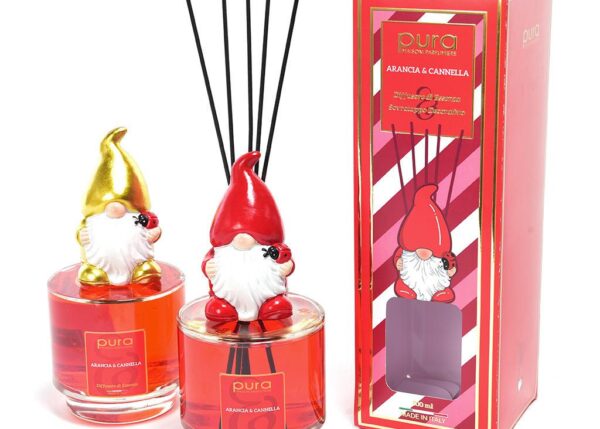 DIFFUSORE DI ESSENZA CHRISTMAS ELF - 500 ML ARANCIA E CANNELLA COLORI ASS. C/ BACCHETTI IN COTONE ART.99255 -