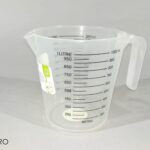 CARAFFA GRADUATA IN PLASTICA 1LT C/MANICO $