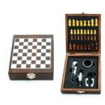 SET SOMMELIER 4 ACCESSORI CON SCACCHIERA IN ACCIAO E LEGNO 15X17XH.4.5 CM COLORI ASSORTITI IN SCATOLA REGALO ART.79558 -