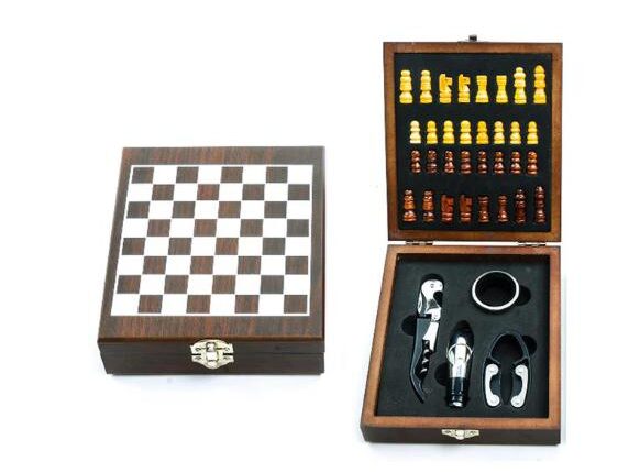 SET SOMMELIER 4 ACCESSORI CON SCACCHIERA IN ACCIAO E LEGNO 15X17XH.4.5 CM COLORI ASSORTITI IN SCATOLA REGALO ART.79558 -