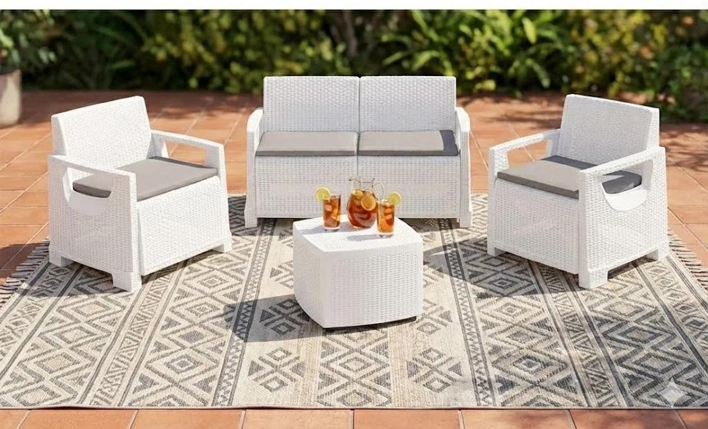 SET COMO 2 POLTRONE+1 DIVANO+1 TAVOLO+4 CUSCINI BIANCO ART.3310 SET COMO 2 POLTRONE+1 DIVANO+1 TAVOLO+4 CUSCINI BIANCO ART.3310